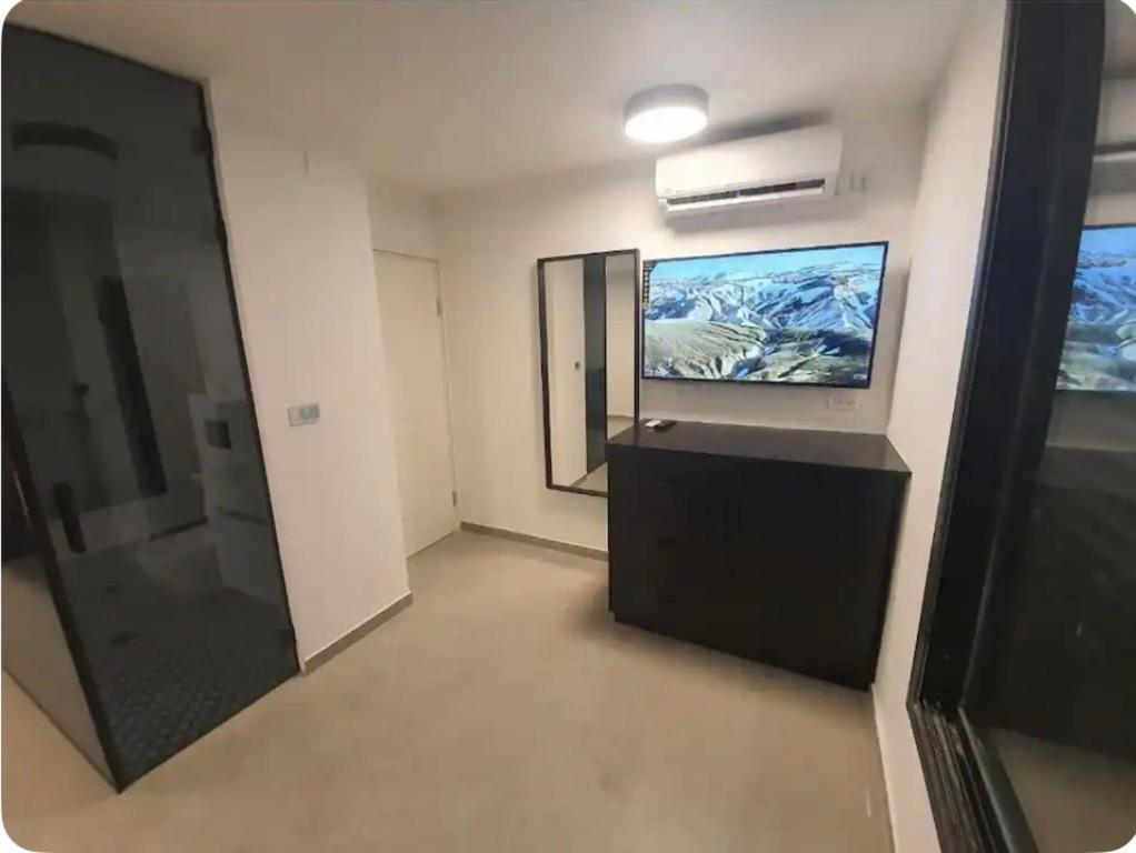 Ryo 11 דירת נופש חדשה על חוף הים נוף לים Apartment Бат Ям Екстериор снимка